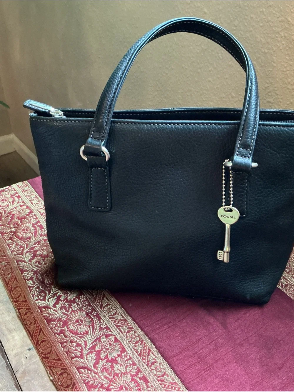 Vintage Fossil 75082 Black Pebbled Leather Handbag W Key Charm EUC